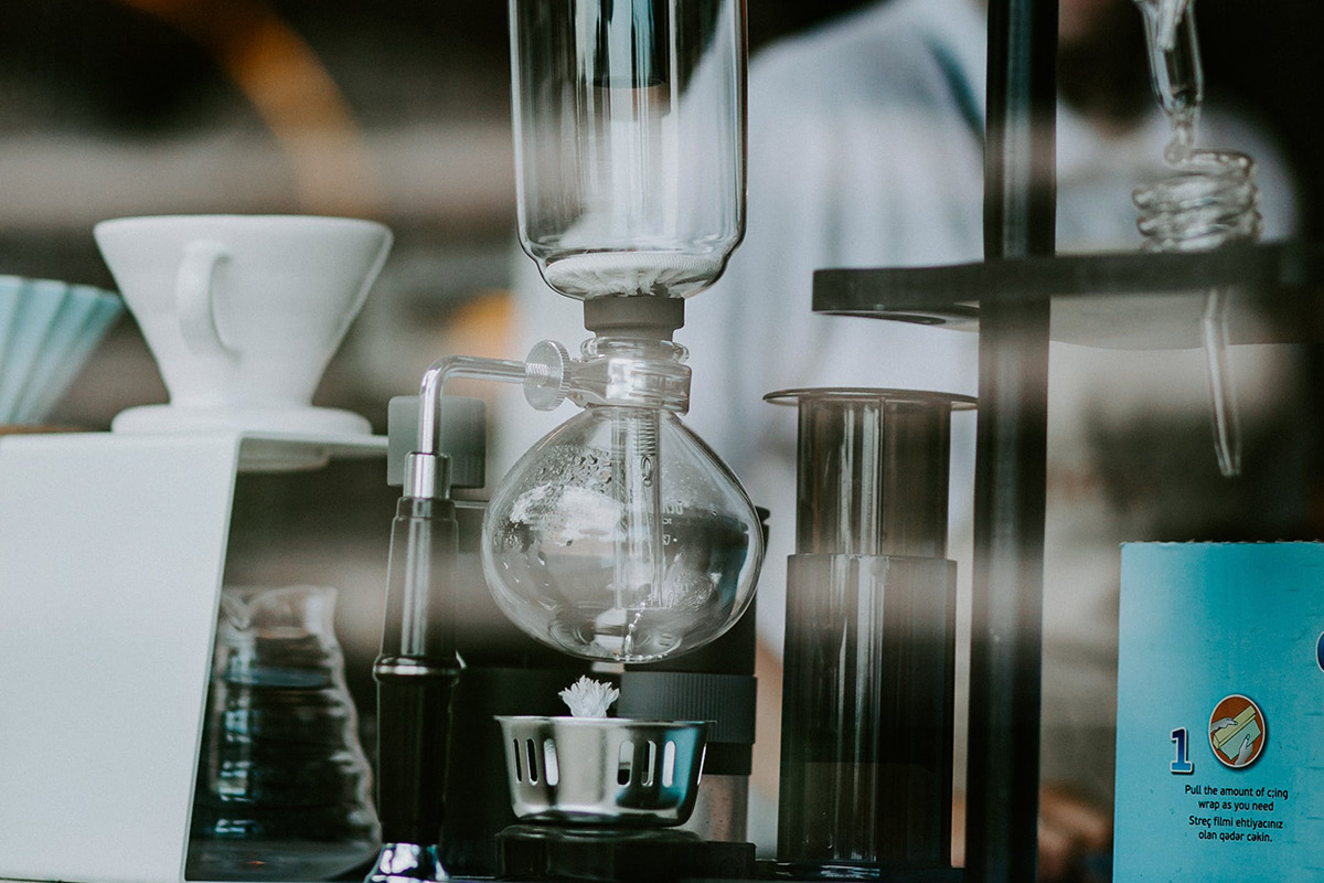 AromaCafes's tweet photo. El sifón como método de preparación de #café ☕ @specialtycmag nos cuenta algunas de las claves de esta cafetera https://t.co/Awgo1Gl1hX https://t.co/MovNqjvO0m
