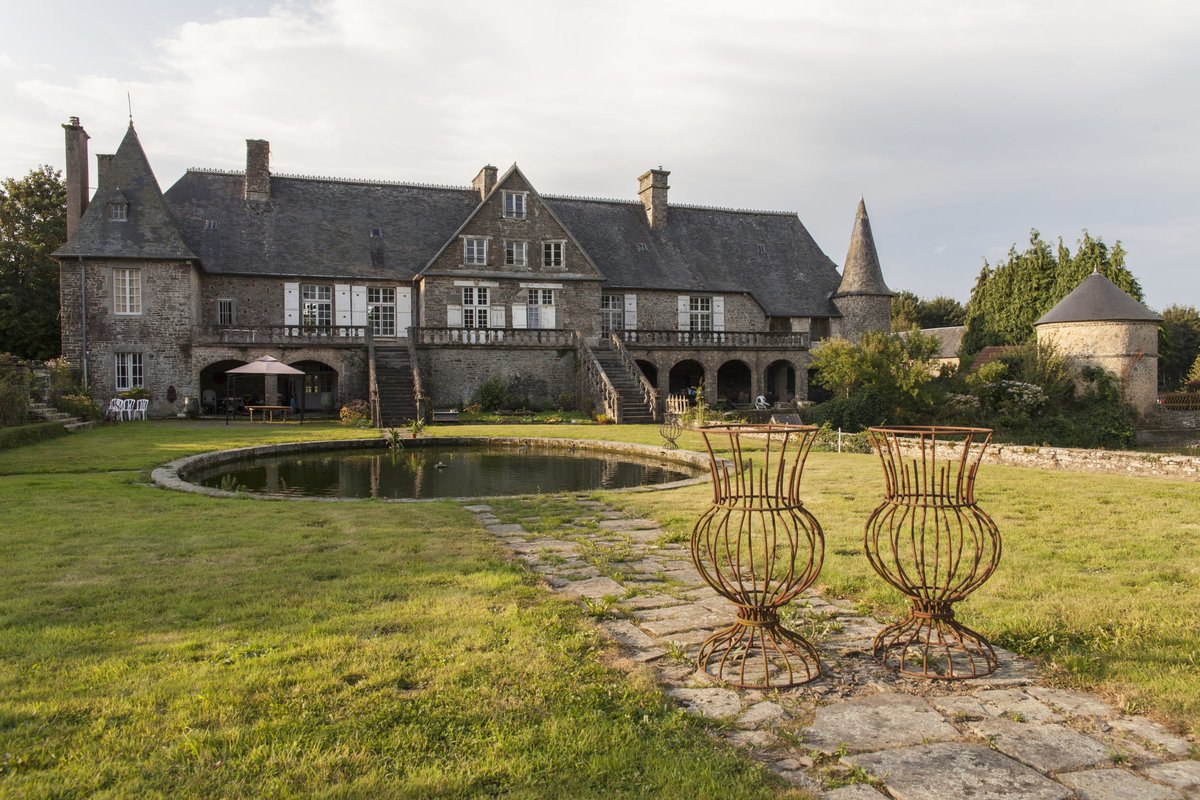 Et si en 2024, vous remontiez quelques 300 ans en arrière pour entrer dans la peau d’un armateur granvillais du XVIIIe siècle ? 
Vivez-le avec l'expérience "Je dors dans une Granvillière" au cœur du Logis d’Equilly > bit.ly/3vrN6Dx
#Normandie
📸 Thomas Jouanneau