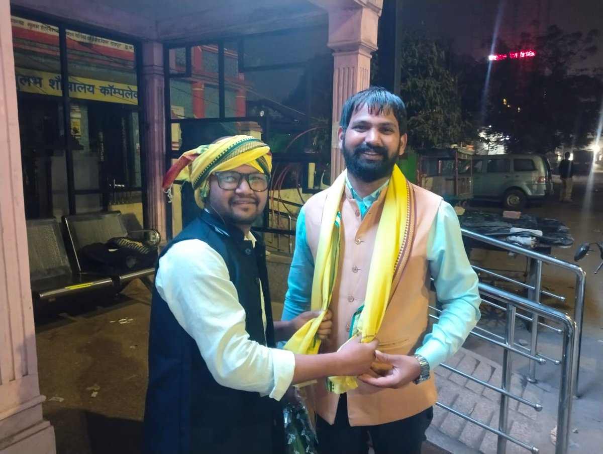 LuckybhauJadha1's tweet photo. *छत्तीसगड राज्यात हंसदेव जंगल बचाव अंदोलनात सहभागी होन्यासाठी जात आसताना बिलासपुर शहरात आदिवासी समाजाचे सामाजिक युवा नेते योगेंद्र भाई राजन यानी रात्री स्वागत केले*

हंसदेव बचाव
आदिवासी बचाव
#savehansdev https://t.co/VtDJ428nod
