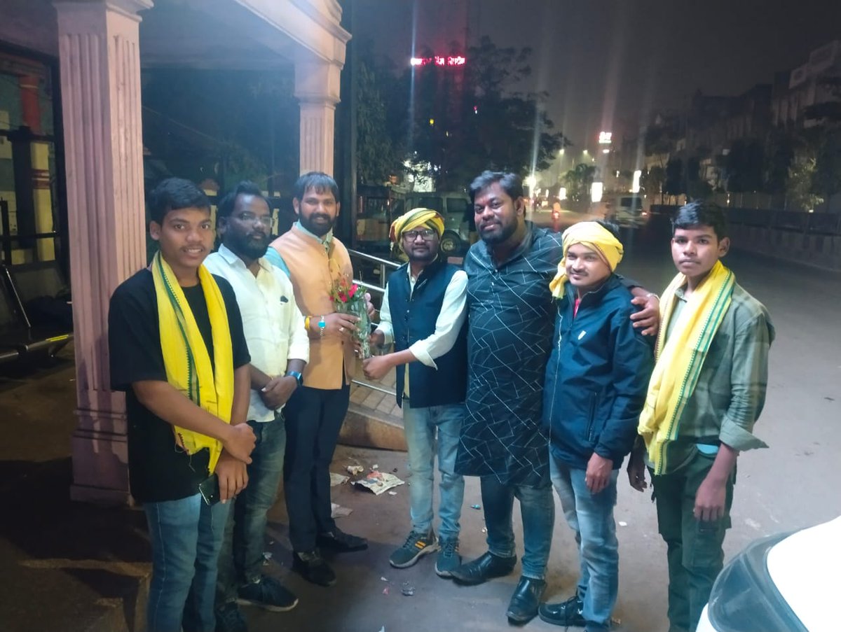 LuckybhauJadha1's tweet photo. *छत्तीसगड राज्यात हंसदेव जंगल बचाव अंदोलनात सहभागी होन्यासाठी जात आसताना बिलासपुर शहरात आदिवासी समाजाचे सामाजिक युवा नेते योगेंद्र भाई राजन यानी रात्री स्वागत केले*

हंसदेव बचाव
आदिवासी बचाव
#savehansdev https://t.co/VtDJ428nod
