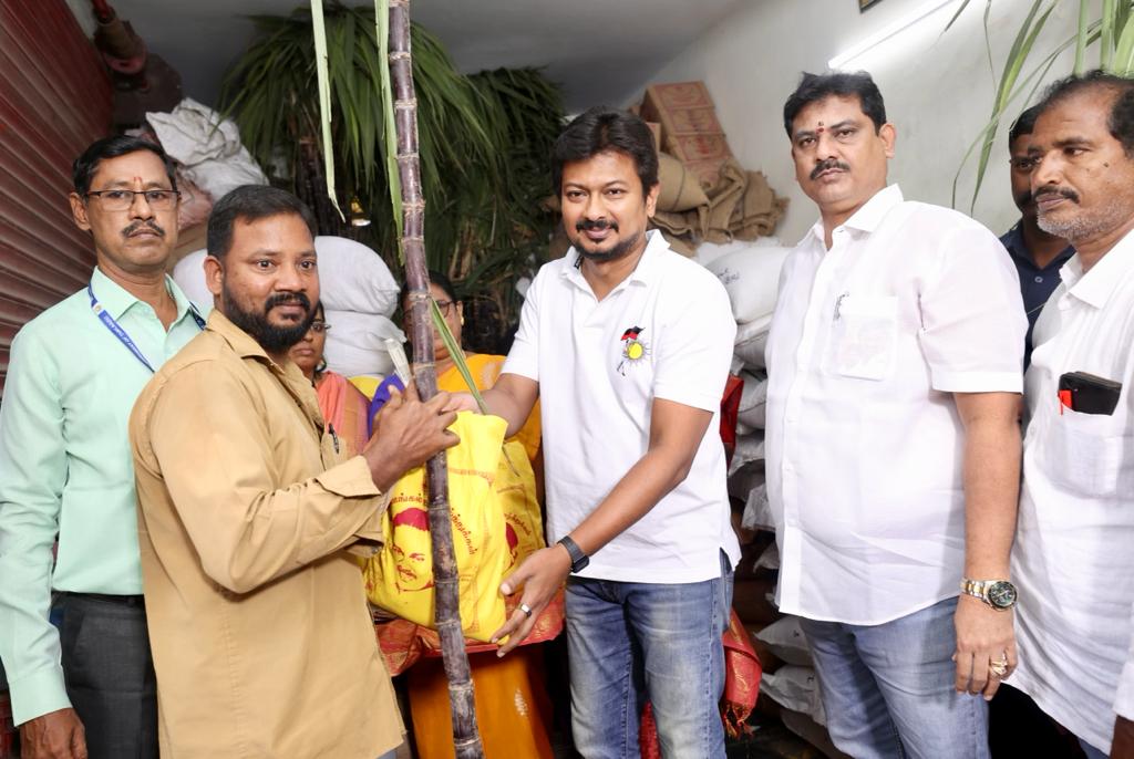 jsreesudha's tweet photo. தமிழ்நாட்டு மக்கள் பொங்கல் பண்டிகையை சிறப்பாக கொண்டாடிட, மாண்புமிகு முதலமைச்சர் @mkstalin அவர்கள் ரூ.1000 நிதி மற்றும் பொங்கல் பரிசுத்தொகுப்பை அறிவித்தார்கள். அதன்படி, நம் #ChepaukTriplicane தொகுதி, ராயப்பேட்டை மணிக்கூண்டு அருகேயுள்ள #TUCS நியாய விலைக் கடையில் ரூ.1000 பொங்கல் பரிசு - அரிசி - சர்க்கரை - முழுக்கரும்பு உள்ளிட்ட தொகுப்பை, நம் தொகுதி மக்களுக்கு இன்று வழங்கினோம். தமிழர் திருநாளாம் பொங்கல் வாழ்த்துகளை தெரிவித்தோம்.
@Udhaystalin