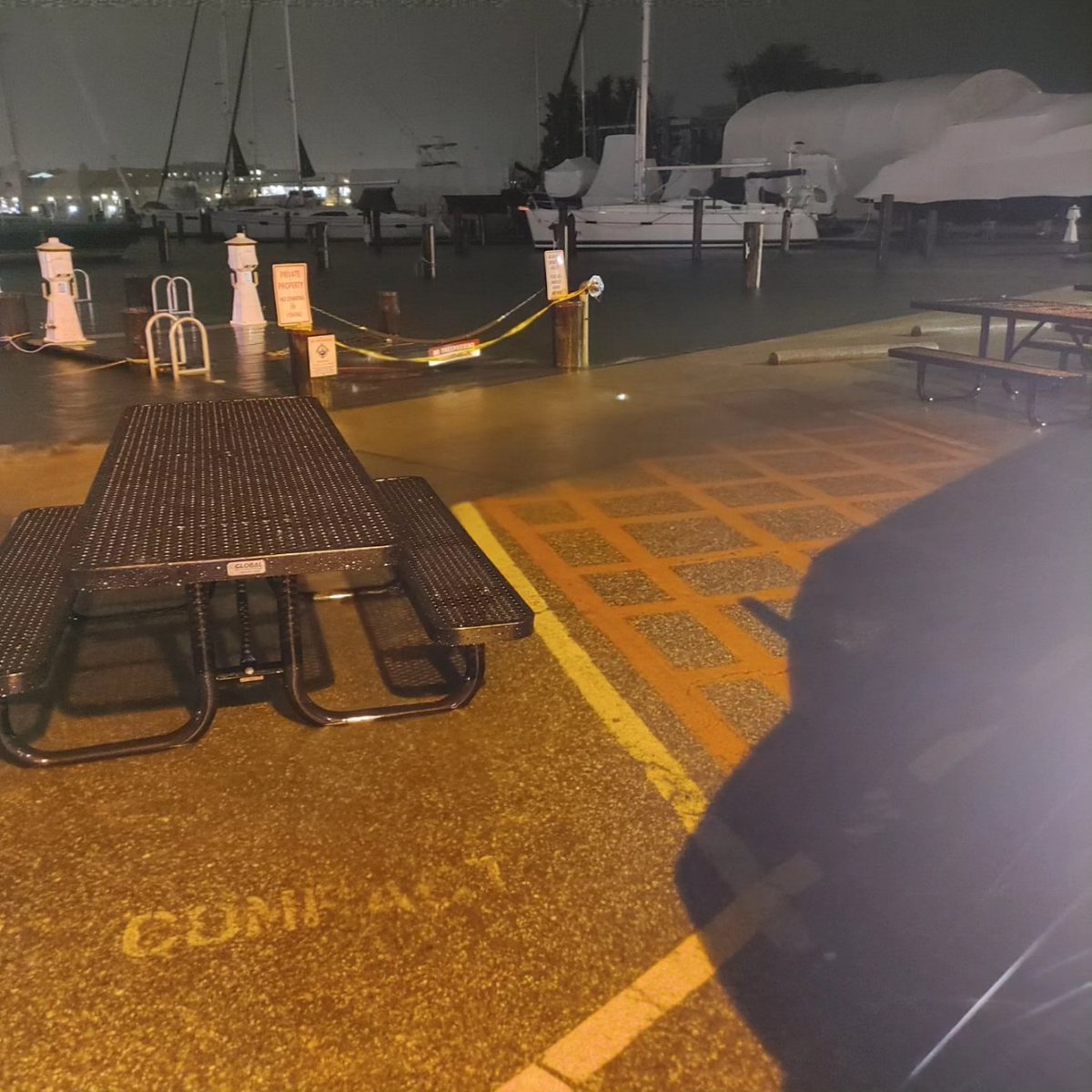 LadyDi1002's tweet photo. #ChartHouse
#AnnapolisMD
#WaterfrontViewsOfRealWater
The Storm Thread https://t.co/otplVejArB
