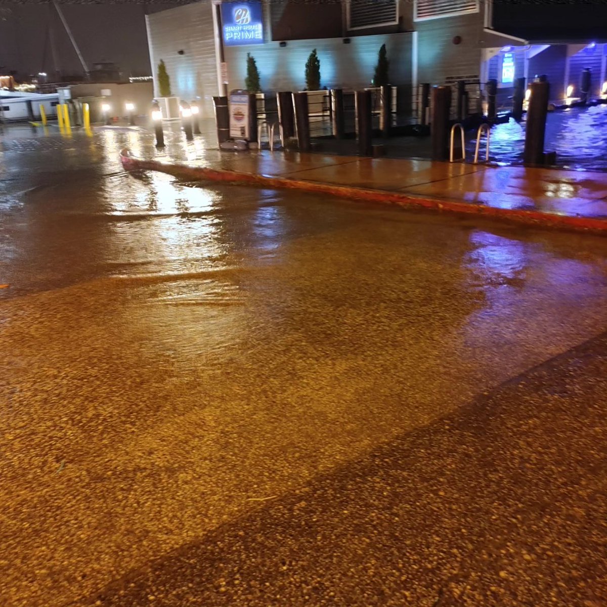LadyDi1002's tweet photo. #ChartHouse
#AnnapolisMD
#WaterfrontViewsOfRealWater
The Storm Thread https://t.co/otplVejArB