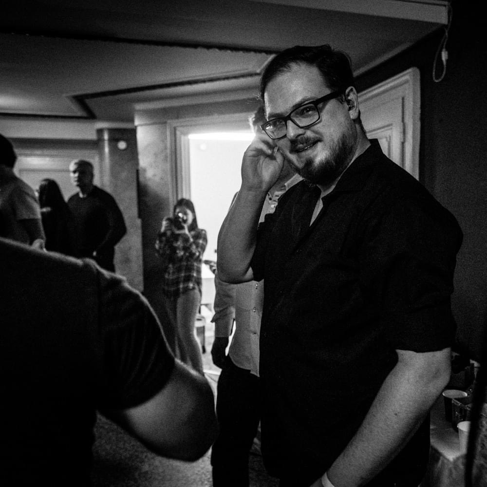HolkazRadia's tweet photo. Je to tři roky 🖤 chybíš básníku 🌸 odešel si příliš brzy 💔

Láska není, je to jen vymyšlené slovo, 
to, aby bylo víc citu v básních. 

Klidně si miluj, ještě si miluj, máš-li koho, 
ale pak za sebou zhasni, jsou i skutečné problémy. https://t.co/HZ1V6kpMm1