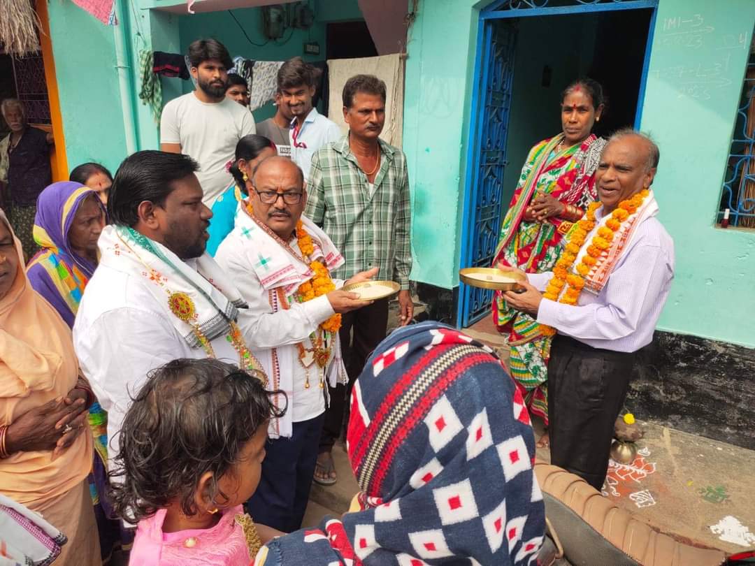 BipiniOfficial's tweet photo. ଆସନ୍ତା ଜାନୟାରୀ ୧୭ ତାରିଖରେ ଶ୍ରୀମନ୍ଦିର ପରିକ୍ରମା ପ୍ରକଳ୍ପ ଲୋକାର୍ପଣ ଉତ୍ସବ ହେବାକୁ ଯାଉଛି। ଏହି ଅବସରରେ ଦିଗପହଣ୍ଡି ବ୍ଲକ ଅନ୍ତର୍ଗତ ବମକୋଇ ପଞ୍ଚାୟତ ଠାରେ ଅର୍ପଣ ରଥକୁ ଶ୍ରୀଯୁକ୍ତ ବିପିନ ଚନ୍ଦ୍ର ପ୍ରଧାନ ଗହଣରେ ରହି ଅର୍ପଣ ରଥକୁ ସ୍ୱାଗତ କରି ଘରରୁ ଘର ଗୁଆ ଏବଂ ଚାଉଳ ସଂଗ୍ରହ କରିଥିଲେ।
@Naveen_Odisha
@VKPandian https://t.co/CXtKzaeD5J