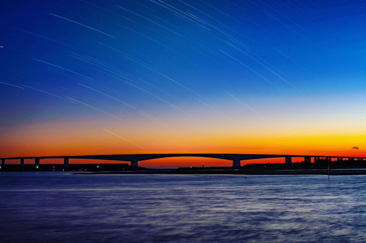 浜名湖の今切口にかかる浜名大橋の夕暮れ。星の動きも合わせてみました。
