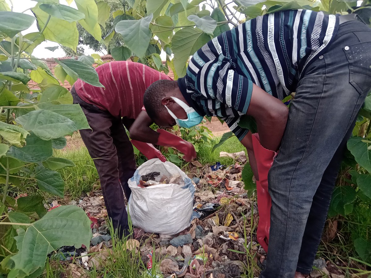 VMthuzi's tweet photo. Fighting plastic pollution in a reserved forest .... Group of volunteers in Malawi https://t.co/F0r9K5R3Yg