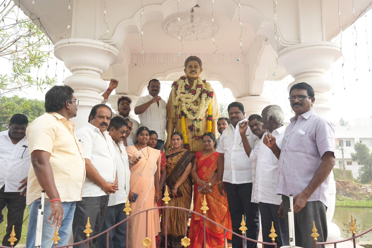 JaggireddyYSRCP's tweet photo. ప్రజల ఆత్మ బంధువు చిర్ల సోమసుందర్ రెడ్డి గారు.

కొత్తపేట నియోజకవర్గంలో ఘనంగా దివంగత నేత చిర్ల సోమసుందర్ రెడ్డి గారి జయంతి వేడుకలు.

#AdminPost #GadapaGadapaprogram #AadudamAndhra #YSJaganCares #ChirlaJaggiReddy #JaganannaIllaPattalu #AndhraPradesh https://t.co/ZarxV4z3eX
