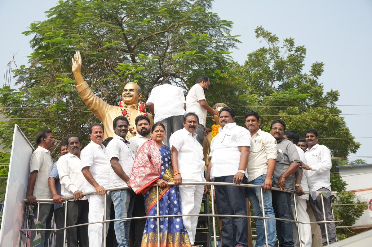 JaggireddyYSRCP's tweet photo. ప్రజల ఆత్మ బంధువు చిర్ల సోమసుందర్ రెడ్డి గారు.

కొత్తపేట నియోజకవర్గంలో ఘనంగా దివంగత నేత చిర్ల సోమసుందర్ రెడ్డి గారి జయంతి వేడుకలు.

#AdminPost #GadapaGadapaprogram #AadudamAndhra #YSJaganCares #ChirlaJaggiReddy #JaganannaIllaPattalu #AndhraPradesh https://t.co/ZarxV4z3eX