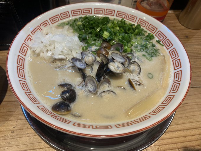 お昼はしじみ白湯ラーメンでした
クラムチャウダー風のスープ味でうまかった 