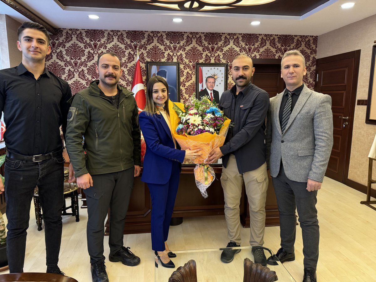 10 Ocak İdareciler Günü nedeniyle Kaymakamımız  Sayın Büşra Uçar'ı makamında ziyaret eden Özel Kalem Bürosu Personeli ve Koruma Ekibine teşekkür ederiz.

<a href="/kemalcebervali/">Kemal Çeber</a>
<a href="/ucrrbsrr/">Büşra Uçar</a>