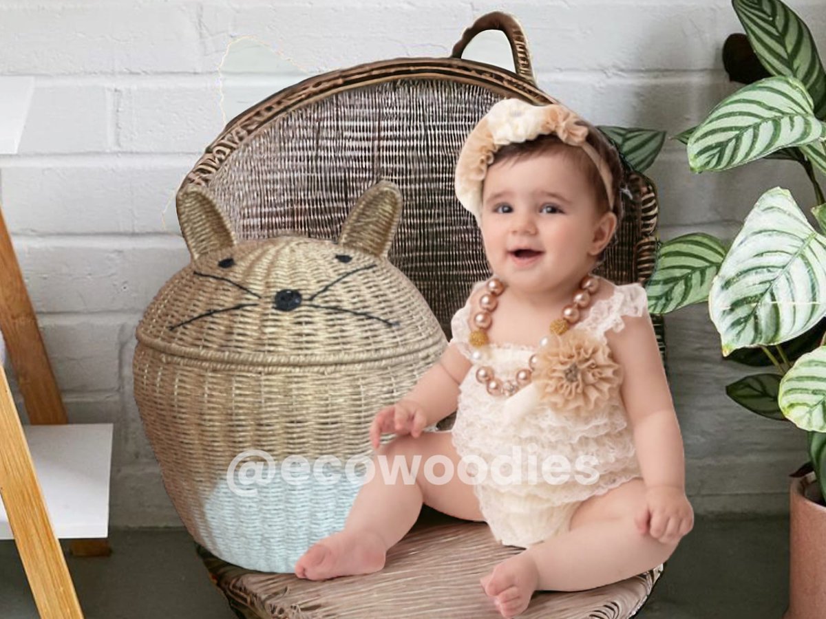 The jute cat-shaped basket is a charming and eco-friendly storage solution by #ecowoodies.  Adored for its whimsical design, it's a delightful gift for kids,  offering a unique way to organize toys and belongings while enchanting young imaginations.