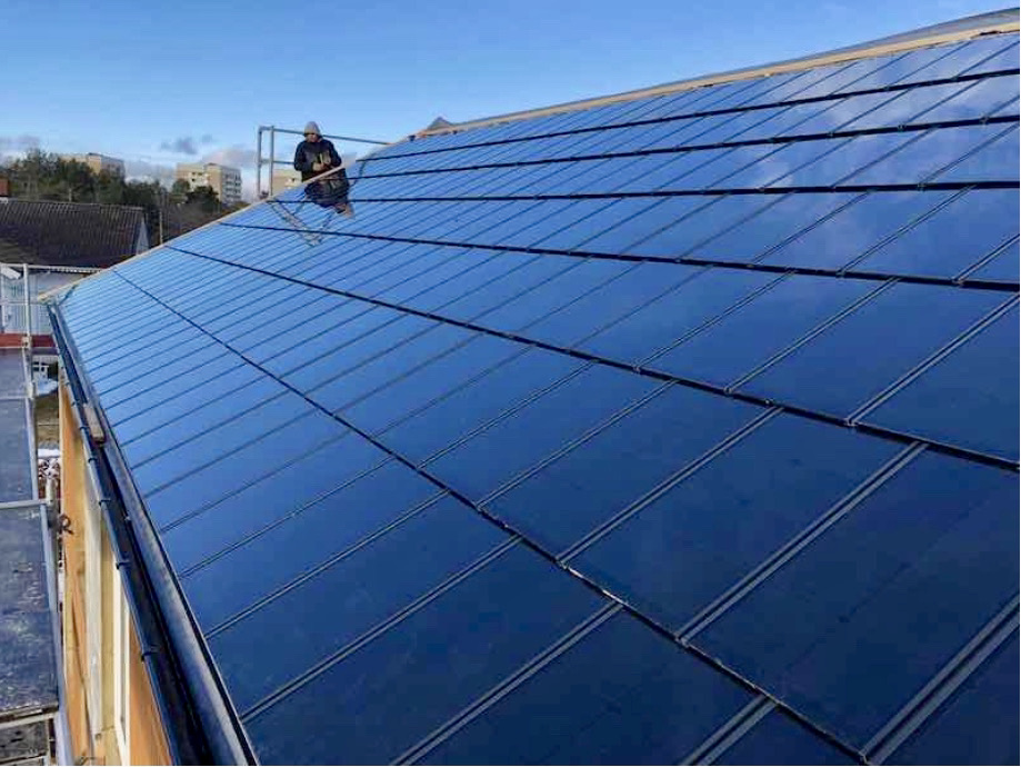 SOLARMI_BIPV's tweet photo. Otro ejemplo de integración solar fotovoltaica sobre tejado. #panelessolares #energiasrenovables #solarpower #instasolar #sustainability #greenenergy #photovoltaic #cleanenergy #solarenergy #fotovoltaica #bipv https://t.co/GVu3xqu5Cu