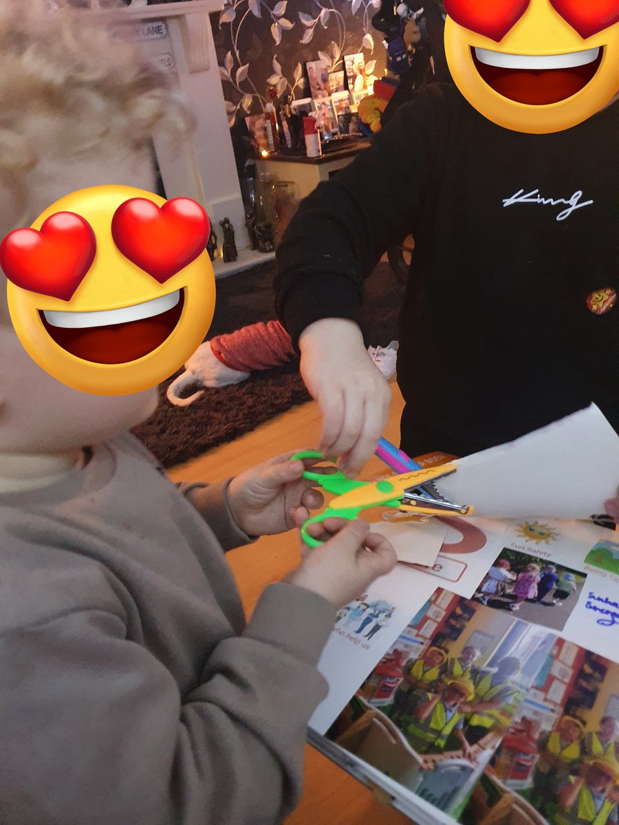 LorriMcG's tweet photo. @LisaMacSCMA @SoniaWa27124863 @May_SCMA @ScotChildmind @lisa_scma @CareInspect @EarlyYearsNLC @KGDuffy7 @HumzaYousaf @MidEarly @MareeToddMSP
#learningthroughplay #sissors #crafts #childminder #children #farmyard
Learning about Farms abs Animals and Seeds and Growing ❤️ #fun https://t.co/Ph2r6Uvj9F