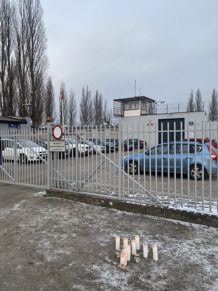 DanielWrzos's tweet photo. Mecenas Kamińskiego Michał Zuchmantowicz powiedział @RadioZET_NEWS, że przygotowuje zażalenie na zatrzymanie swojego klienta. Powołuje się przy tym na decyzję Izby Kontroli SN. Zuchmantowicz ma dziś zaplanowane widzenie ze swoim klientem. Przed aresztem śledczym płoną znicze. https://t.co/vxwHecS5lR