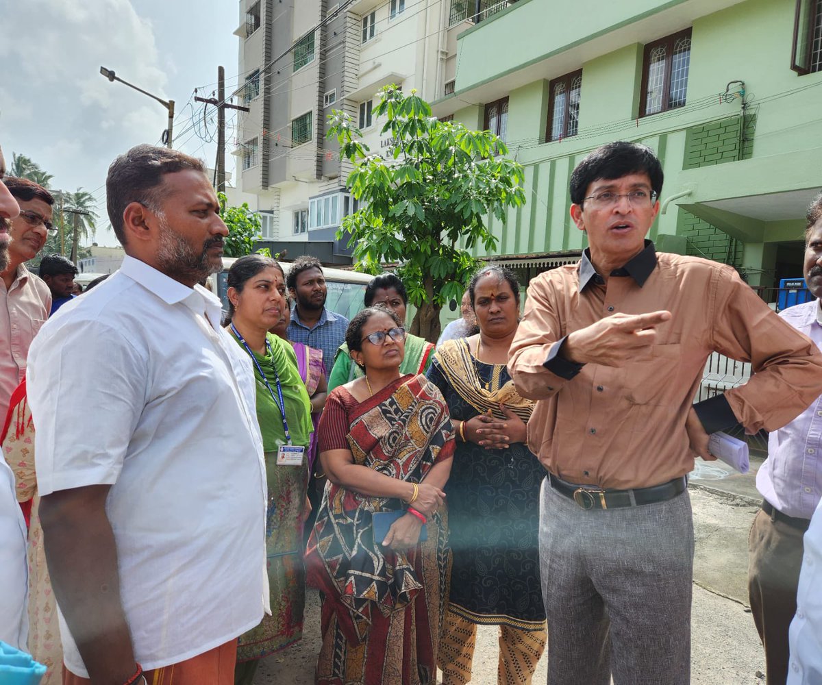 omjasvinMD's tweet photo. GCC commissioner Dr J Radhakrishnan interacts with cattle owners in Nanganallur where two buffaloes killed a 63-year-old. He asked them the reason why they’re letting cattle run loose and also warned them about strict penalties, and legal action. #CattleAttack #CattleMenace https://t.co/sQLUJertMd