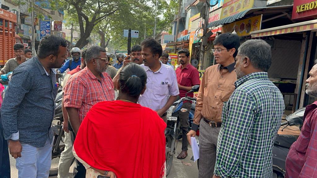 omjasvinMD's tweet photo. GCC commissioner Dr J Radhakrishnan interacts with cattle owners in Nanganallur where two buffaloes killed a 63-year-old. He asked them the reason why they’re letting cattle run loose and also warned them about strict penalties, and legal action. #CattleAttack #CattleMenace https://t.co/sQLUJertMd