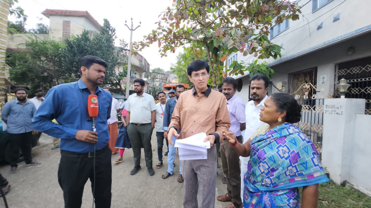 omjasvinMD's tweet photo. GCC commissioner Dr J Radhakrishnan interacts with cattle owners in Nanganallur where two buffaloes killed a 63-year-old. He asked them the reason why they’re letting cattle run loose and also warned them about strict penalties, and legal action. #CattleAttack #CattleMenace https://t.co/sQLUJertMd