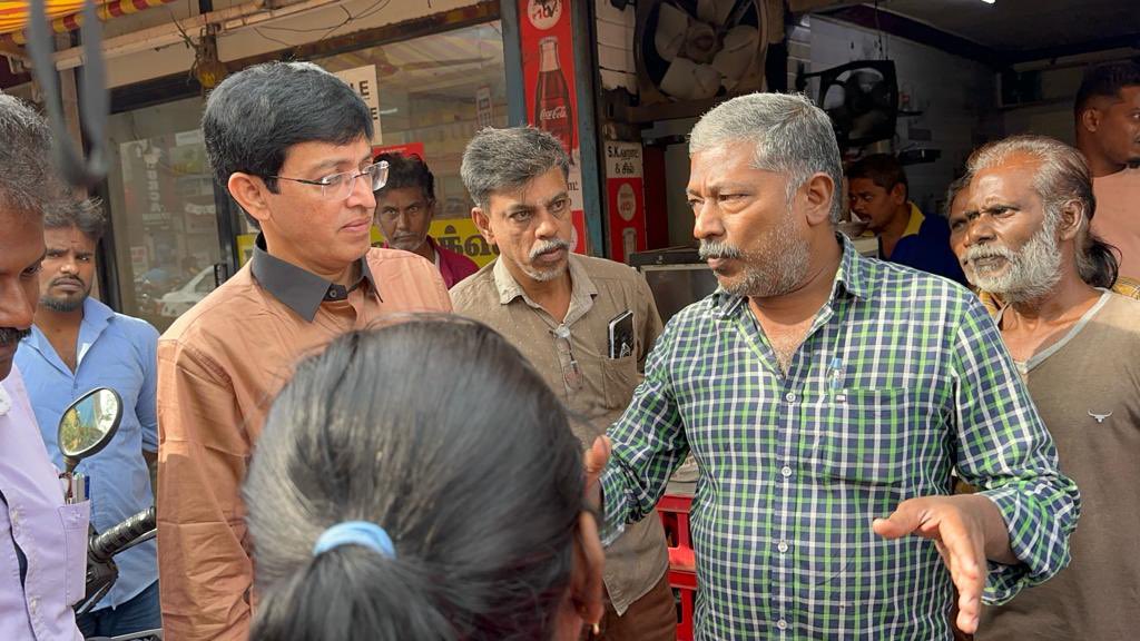 omjasvinMD's tweet photo. GCC commissioner Dr J Radhakrishnan interacts with cattle owners in Nanganallur where two buffaloes killed a 63-year-old. He asked them the reason why they’re letting cattle run loose and also warned them about strict penalties, and legal action. #CattleAttack #CattleMenace https://t.co/sQLUJertMd