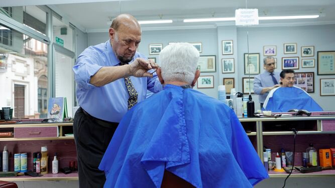 Paco Correal (@correalpaco) on Twitter photo Entre confesionario y diván de psiquiatra. El espejo de Stendhal podría estar perfectamente en uno de los dos sillones de la barbería de <a href="/manuelmelado/">Manuel Melado Prado</a> .
#CalleRioja #hoy en <a href="/diariosevilla/">Diario de Sevilla</a>
diariodesevilla.es/sevilla/confes… Entre confesionario y diván de psiquiatra. El espejo de Stendhal podría estar perfectamente en uno de los dos sillones de la barbería de <a href="/manuelmelado/">Manuel Melado Prado</a> .
#CalleRioja #hoy en <a href="/diariosevilla/">Diario de Sevilla</a>
diariodesevilla.es/sevilla/confes…