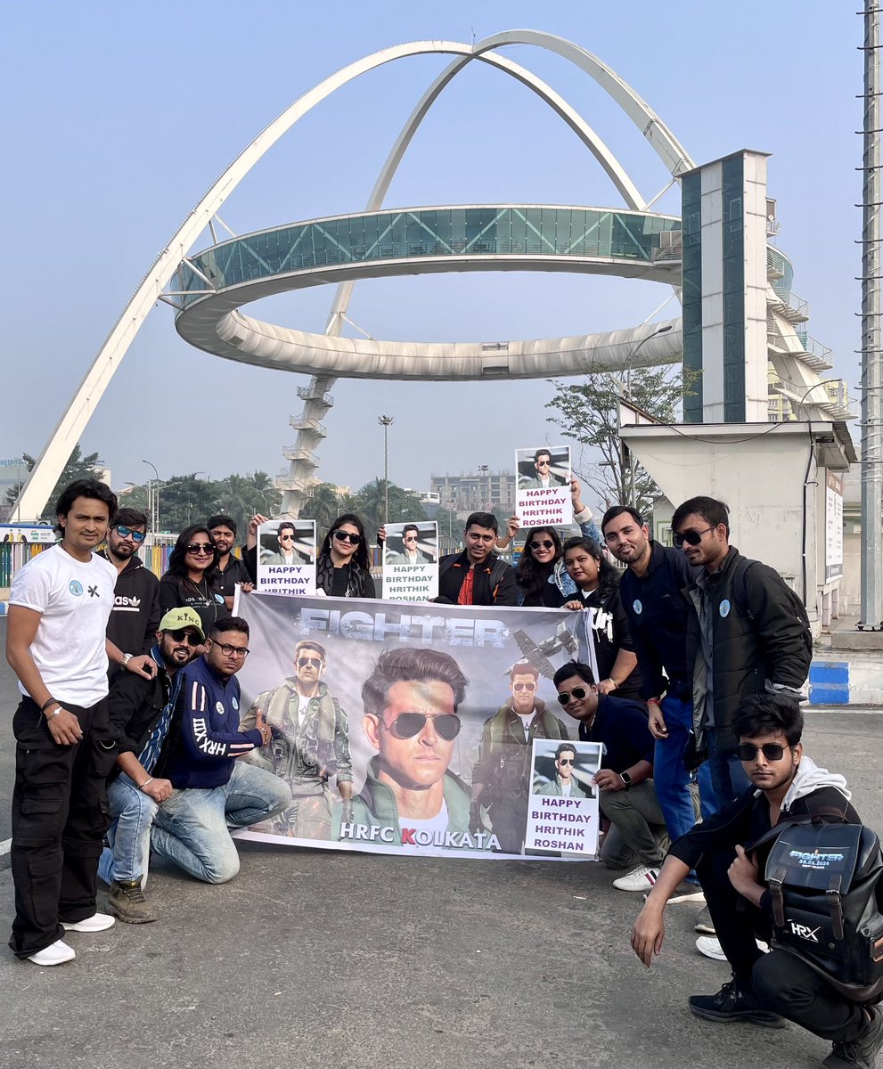 HrfcKolkata's tweet photo. At Biswa Bangla Gate

#HappyBirthdayHrithikRoshan https://t.co/8lj24ehHqI