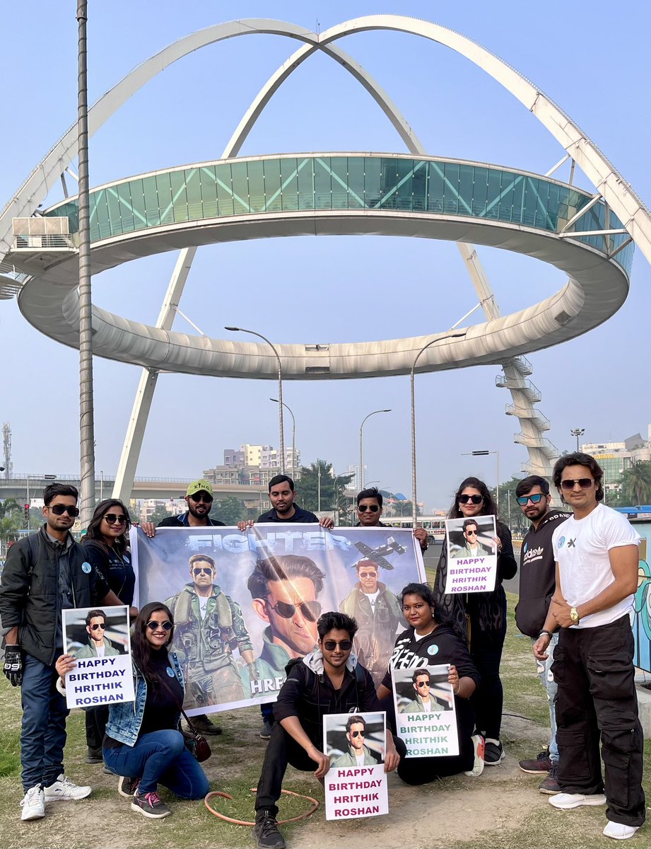 HrfcKolkata's tweet photo. At Biswa Bangla Gate

#HappyBirthdayHrithikRoshan https://t.co/8lj24ehHqI