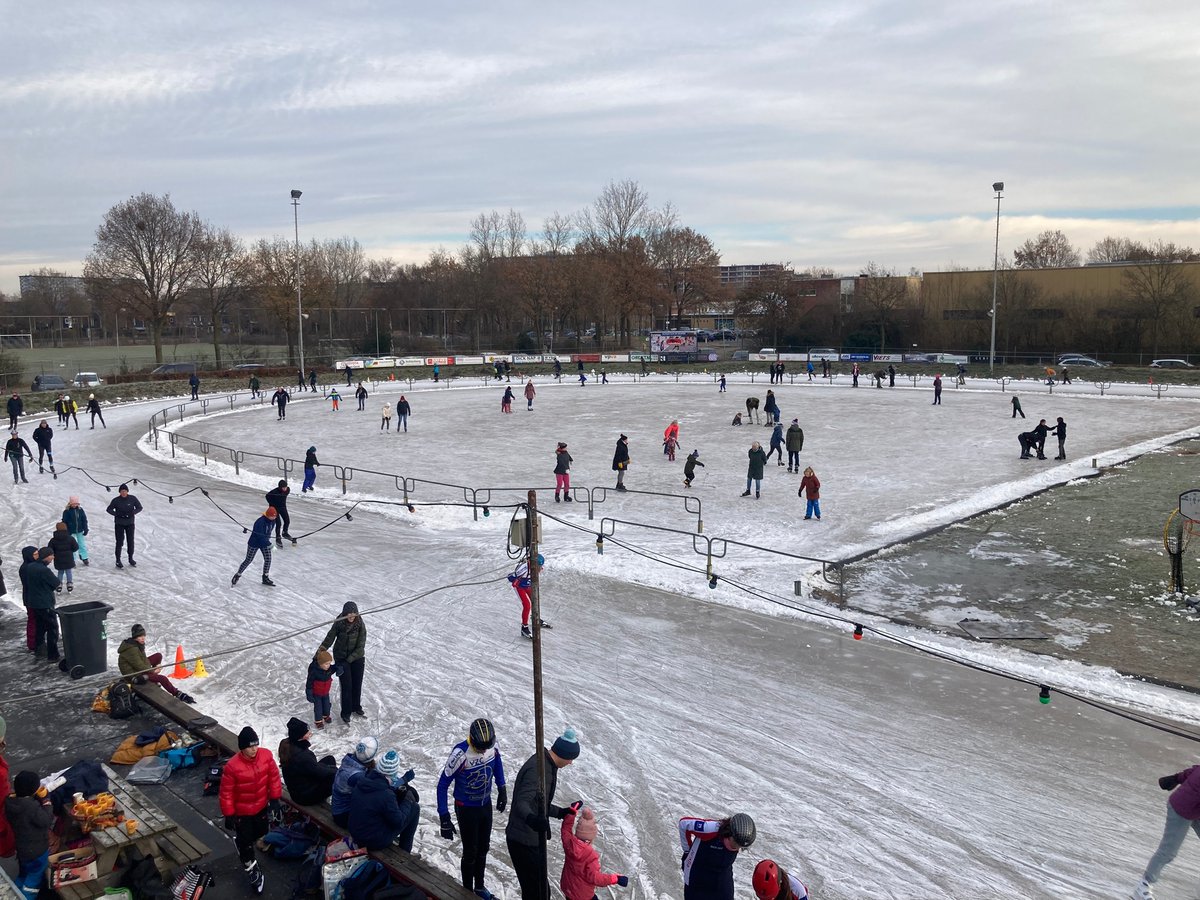 Het is zover: onze natuurijsbaan is vandaag open!

Zie onze website voor het kopen van kaartjes en openingstijden. eijv.nl

Het clubhuis is open om je na het schaatsen op te kunnen warmen met een kop warme chocolademelk.