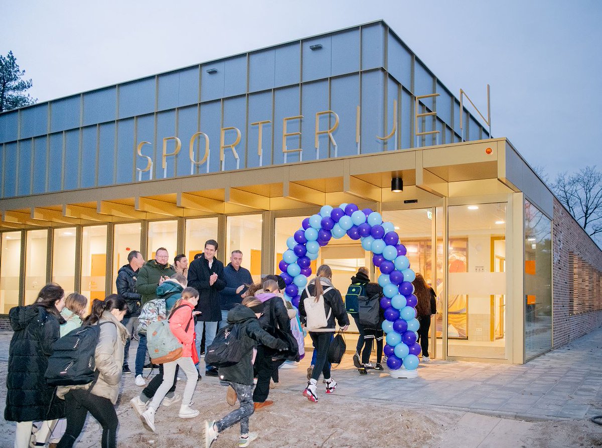 gilzerijen's tweet photo. Kinderen Basisschool De Vijf Eiken nemen nieuwe sporthal Sporterijen in gebruik 👉 https://t.co/z5OYE5KEfL https://t.co/FCK8qHDPqo