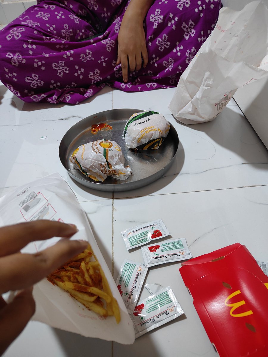 SimranPardeshi2's tweet image. We ordered mcd meal  from paytm ondc, we received the order but the items in the order were missing @Paytmcare @PaytmSeONDC 
We called the merchant, he says complaint on the app from where you ordered. Already dm the details..no assistance.