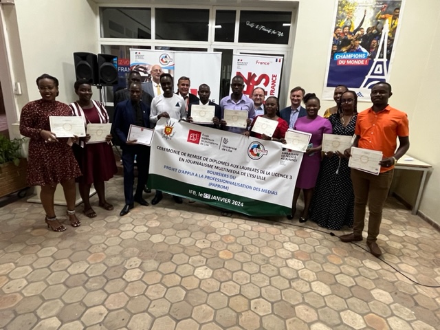 franceauburundi's tweet photo. Après 18 mois de formation,@jeremieblin et le directeur de @ESJLille ont remis à 14 journalistes 🇧🇮 les diplômes de licence 3 en journalisme multimédia en présence du @CNC_BURUNDI.16 bourses avaient été accordées par @franceauburundi dans son projet médias #PAPROM https://t.co/3mnK9gkCdf