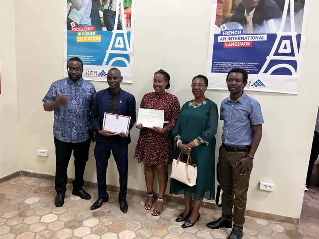 franceauburundi's tweet photo. Après 18 mois de formation,@jeremieblin et le directeur de @ESJLille ont remis à 14 journalistes 🇧🇮 les diplômes de licence 3 en journalisme multimédia en présence du @CNC_BURUNDI.16 bourses avaient été accordées par @franceauburundi dans son projet médias #PAPROM https://t.co/3mnK9gkCdf