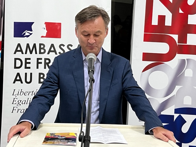 franceauburundi's tweet photo. Après 18 mois de formation,@jeremieblin et le directeur de @ESJLille ont remis à 14 journalistes 🇧🇮 les diplômes de licence 3 en journalisme multimédia en présence du @CNC_BURUNDI.16 bourses avaient été accordées par @franceauburundi dans son projet médias #PAPROM https://t.co/3mnK9gkCdf