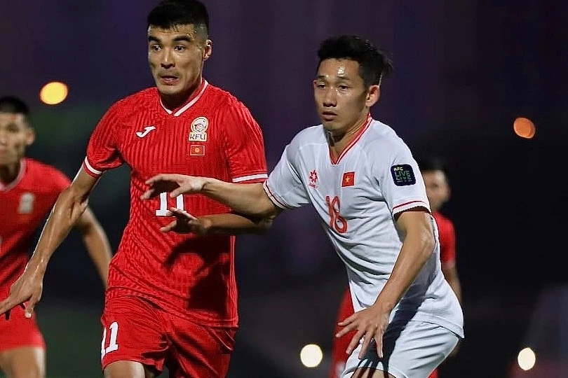 VNNews_'s tweet photo. 🇻🇳 🇰🇬 What did Asian media say when Vietnam lost to Kyrgyzstan

The Indonesian newspaper analyzed: "If Indonesia loses to a very strong Iran, Vietnam loses to Kyrgyzstan, a team 9 places below them on the FIFA rankings."

On FIFA's current rankings, the Vietnamese team is ranked 92nd while Kyrgyzstan is ranked 101st. The Central Asian team is actually a suitable opponent for teams in the ASEAN region. Last November, the Kyrgyzstan team lost 3-4 to Malaysia in the 2026 World Cup qualifiers in Asia.

Therefore, Malaysian media evaluates that the current Vietnamese team is not as strong as the squad led by coach Park Hang-seo 4 years ago.
-------------------------
🇻🇳 🇰🇬 Truyền thông châu Á nói gì khi Việt Nam thua Kyrgyzstan

Tờ báo của Indonesia phân tích: "Nếu Indonesia thua trước một Iran cực mạnh, Việt Nam thất bại trước Kyrgyzstan, đội kém họ 9 bậc trên BXH FIFA".

Trên bảng xếp hạng hiện tại của FIFA, tuyển Việt Nam xếp 92 trong khi Kyrgyzstan hạng 101. Đội bóng Trung Á thực tế là đối thủ vừa sức với các đội bóng ở khu vực ASEAN. Hồi tháng 11 năm ngoái, tuyển Kyrgyzstan thua ngược 3-4 trước Malaysia ở vòng loại World Cup 2026 khu vực châu Á.

Chính vì thế, truyền thông Malaysia đánh giá tuyển Việt Nam hiện tại không mạnh bằng đội hình do HLV Park Hang-seo dẫn dắt 4 năm trước.

#VNNEWS #Kyrgyzstan #VietNam #AsianFootballNews #Footballnews