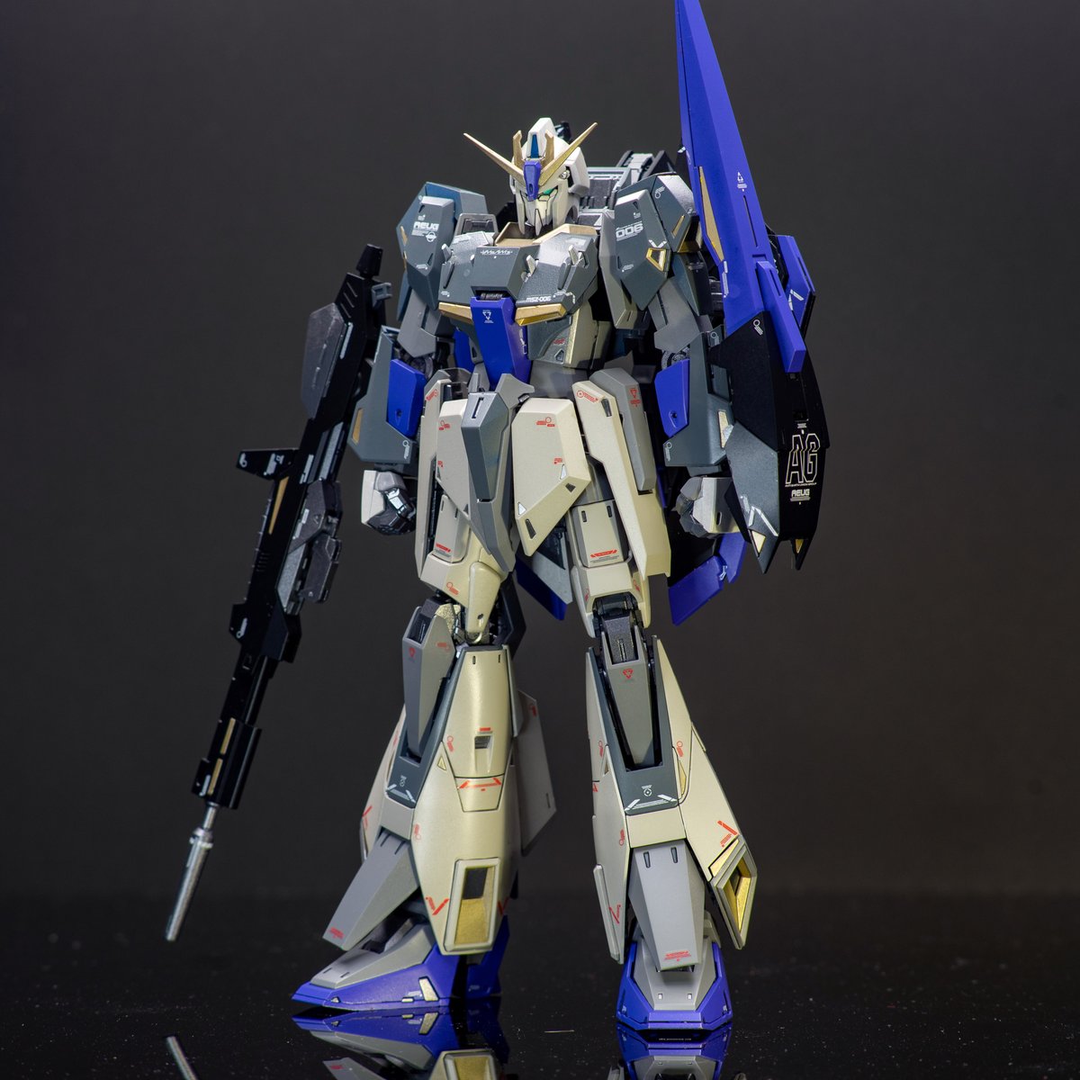 kenzzzzii's tweet photo. Zガンダム ver.ka 全塗装　英米空軍カラーにしてみました。#ガンプラ
○白：ライトグレイ（アメリカ空軍ベトナム迷彩色）
○濃い白：ニュートラルグレイ（第二次大戦アメリカ陸軍機下面色）
○赤：ブルーバイオレット
○青：オーシャングレイ（第二次大戦イギリス空軍機色）
○黄色：チタンゴールド https://t.co/nkTmro90g4