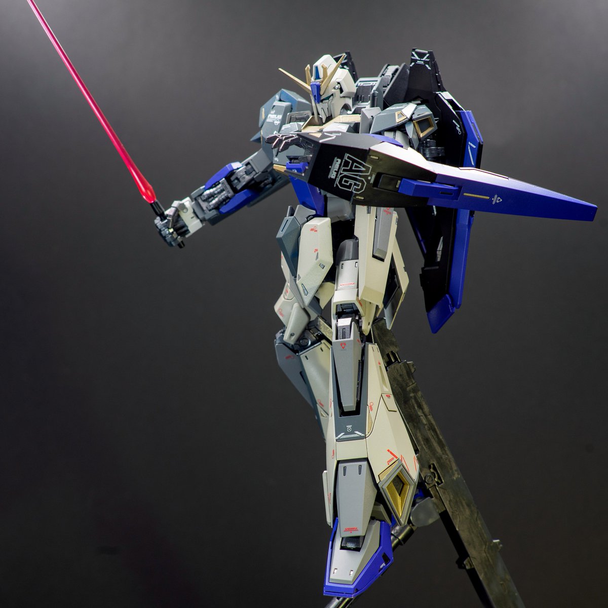 kenzzzzii's tweet photo. Zガンダム ver.ka 全塗装　英米空軍カラーにしてみました。#ガンプラ
○白：ライトグレイ（アメリカ空軍ベトナム迷彩色）
○濃い白：ニュートラルグレイ（第二次大戦アメリカ陸軍機下面色）
○赤：ブルーバイオレット
○青：オーシャングレイ（第二次大戦イギリス空軍機色）
○黄色：チタンゴールド https://t.co/nkTmro90g4