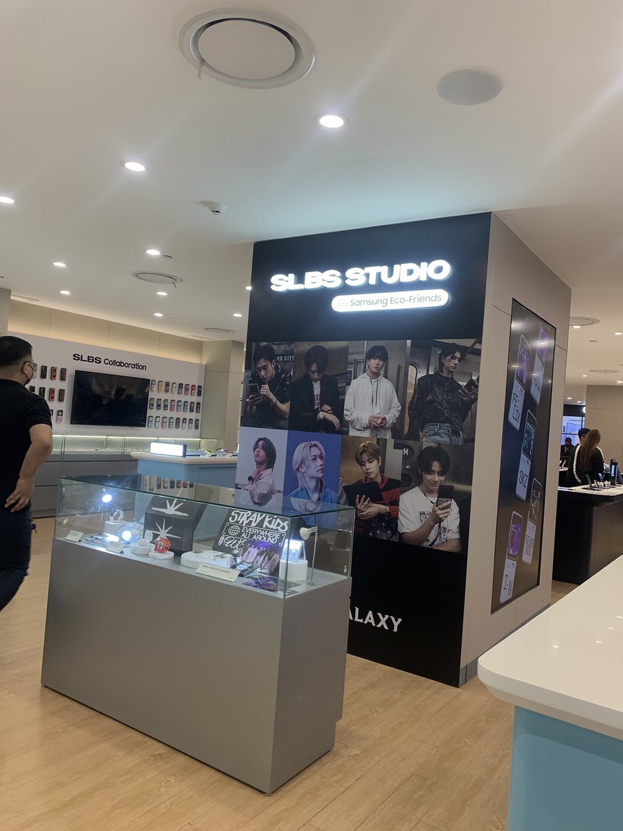 euscenery's tweet photo. went to @slbsstudio manila today!! ๐คฉ
#SLBS #Startogalaxy #straykids #slbsstudio https://t.co/U3UrHbNgkP
