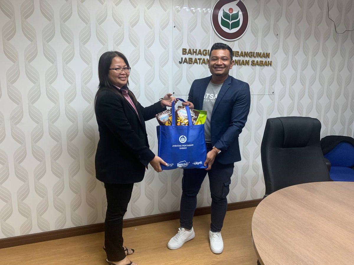 KatsanaGPS's tweet photo. Thank you Jabatan Pertanian Sabah under Kementerian Pertanian dan Industry Makanan Sabah for the warm welcome and participation in KATSANA® user onboarding &amp; training session.

#agriculture #integratedoperations #fleetmanagement #katsana https://t.co/IZrwQEkmu3