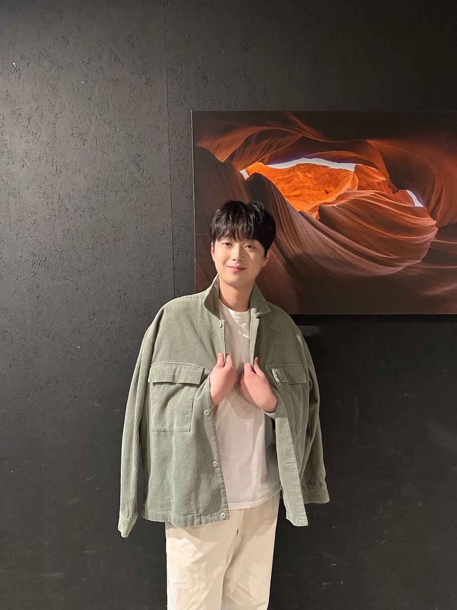 ChanWonOfficial's tweet photo. 📸 찬또그래퍼 📸

<옥탑방의 문제아들>의 날이
돌아왔습니다😆

자켓을 살포시 쥔 손가락마저
깜찍한 찬원과 수요일을
꽉 꽉 채우고 싶으신 분들은❤️‍🔥

모두 오후 8시 30분
KBS2로 모여주세요🤗

#이찬원 #LeeChanWon 
#옥탑방의문제아들 
#티엔엔터테인먼트 https://t.co/cQerh7Butr