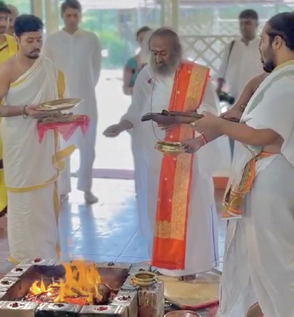 JGDSwamiji's tweet photo. #Gurudev @SriSri #RaviShankar ji from @ArtofLiving International Center #bengaluru today morning. #DurgaHoma https://t.co/8TBnGRF4bV