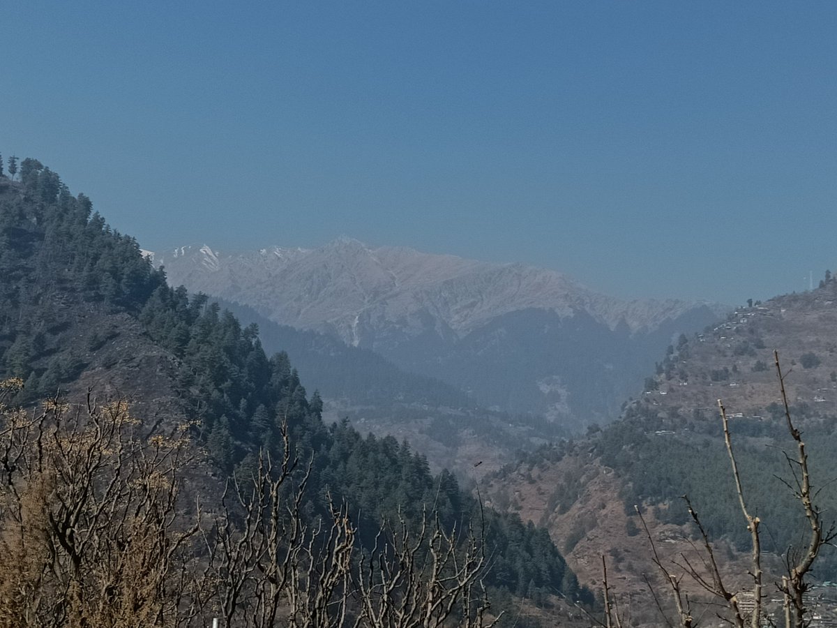 GemsHimachal's tweet photo. सबसे लास्ट वाली ऊंची चोटी बर्फ बिलकुल नाममात्र दिख रही है यही है इन पहाड़ों की वर्तमान स्थिति।
#Manali #Himachal #NoSnowfall https://t.co/g2DfXxfTgj