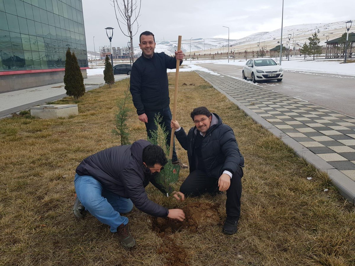 BAYU_BUMER's tweet photo. BUMER'i Ağaçlandırıyoruz

2024 yılı içinde yapılması planlanan faaliyetler içerisinde Sosyal/Toplumsal Sorumluluk/Katkı Sağlayıcı Aktiviteler adı altında yer alan ağaç dikimi etkinliğimiz BUMER ekibi tarafından gerçekleştirildi.
@Bayburtedutr 
@MutluTurkmen https://t.co/WDBuf0ONZg