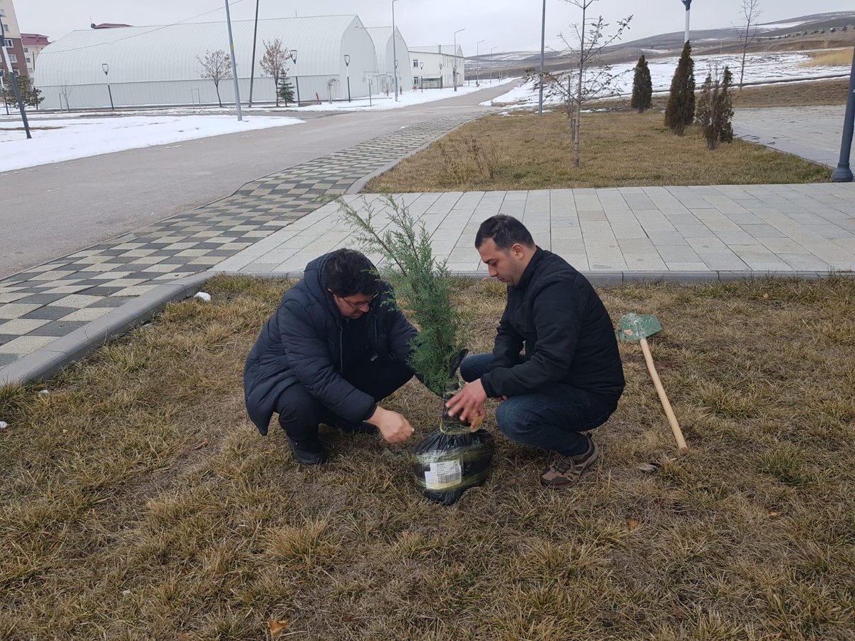 BAYU_BUMER's tweet photo. BUMER'i Ağaçlandırıyoruz

2024 yılı içinde yapılması planlanan faaliyetler içerisinde Sosyal/Toplumsal Sorumluluk/Katkı Sağlayıcı Aktiviteler adı altında yer alan ağaç dikimi etkinliğimiz BUMER ekibi tarafından gerçekleştirildi.
@Bayburtedutr 
@MutluTurkmen https://t.co/WDBuf0ONZg