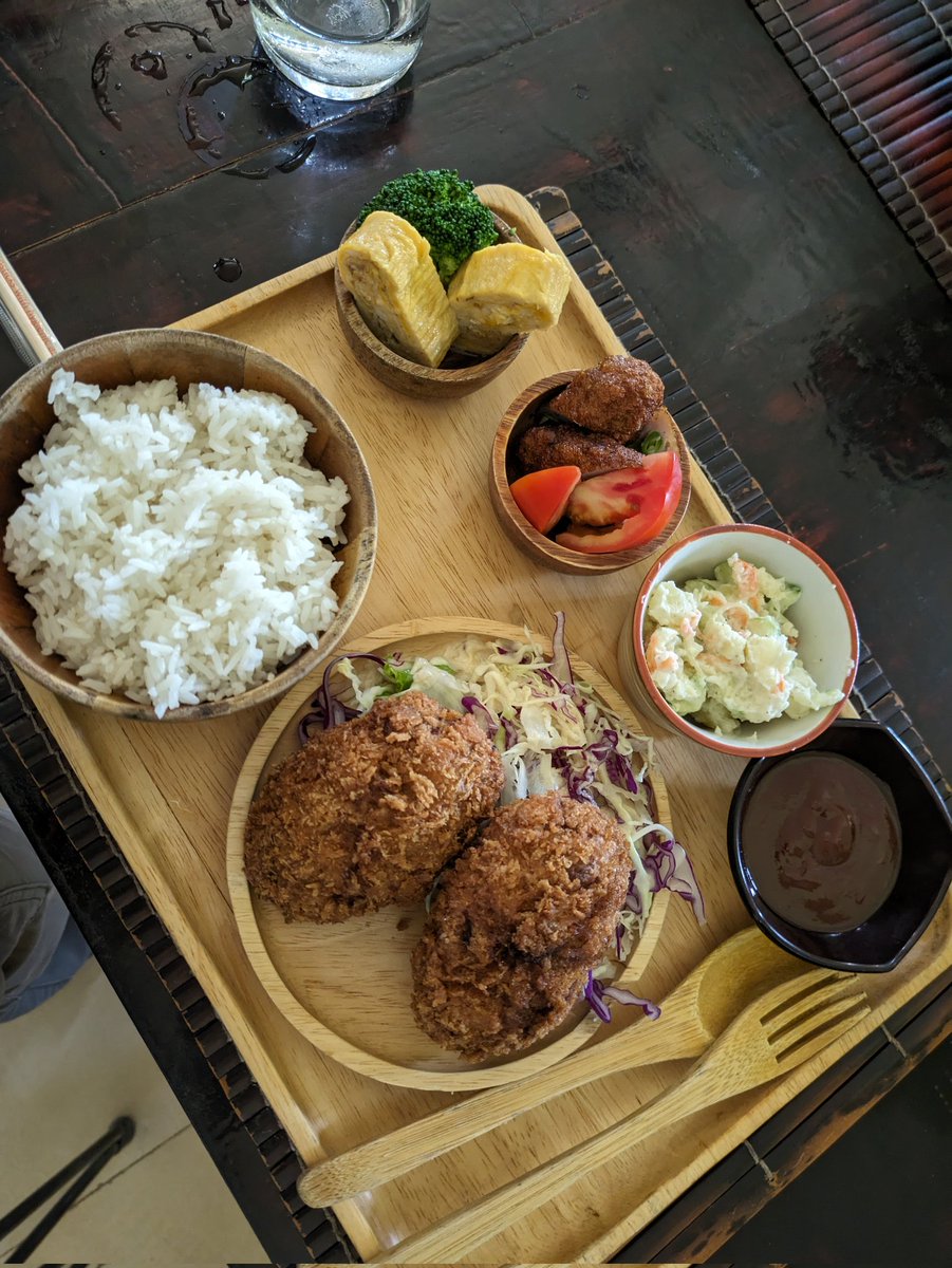 tottoeeotoko's tweet photo. 今日の昼ご飯
ワーカーさん四人引率してBTB日帰り出張
お昼はいつもの #HOCCAFE
やっぱりコスパは最高！
ごちそうさまでした。
合掌🙏 https://t.co/JLBnN03XWr
