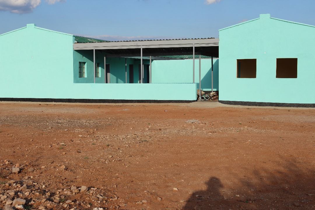 MoLGPWZim's tweet photo. Devolution Tracker:
Dumba Clinic in Beitbridge has been completed using #Devolution funds. Additional funds were provided by Beitbridge RDC while locals contributed labour. The clinic is expected 2 serve +/- 6000 people in the area. @basera_john @ChronicleZim @masvora @ARDCZW https://t.co/6BgL7ZAQ3O