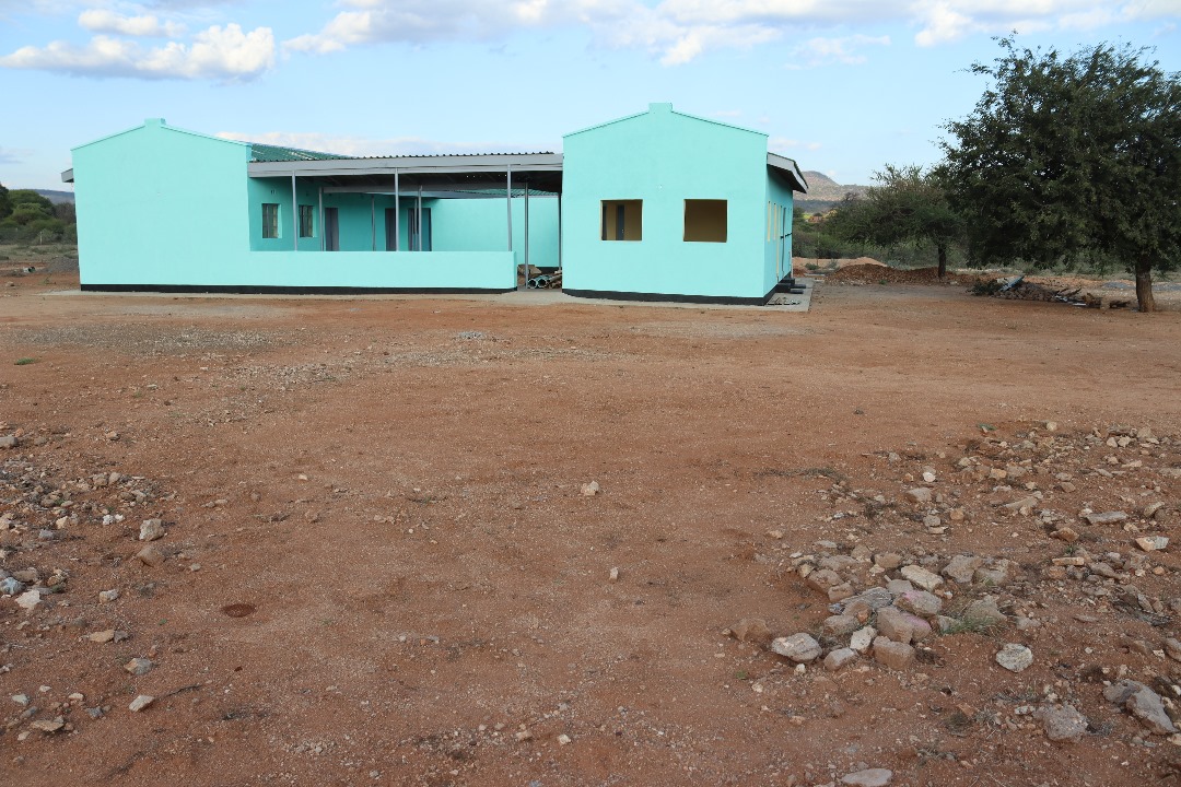 MoLGPWZim's tweet photo. Devolution Tracker:
Dumba Clinic in Beitbridge has been completed using #Devolution funds. Additional funds were provided by Beitbridge RDC while locals contributed labour. The clinic is expected 2 serve +/- 6000 people in the area. @basera_john @ChronicleZim @masvora @ARDCZW https://t.co/6BgL7ZAQ3O