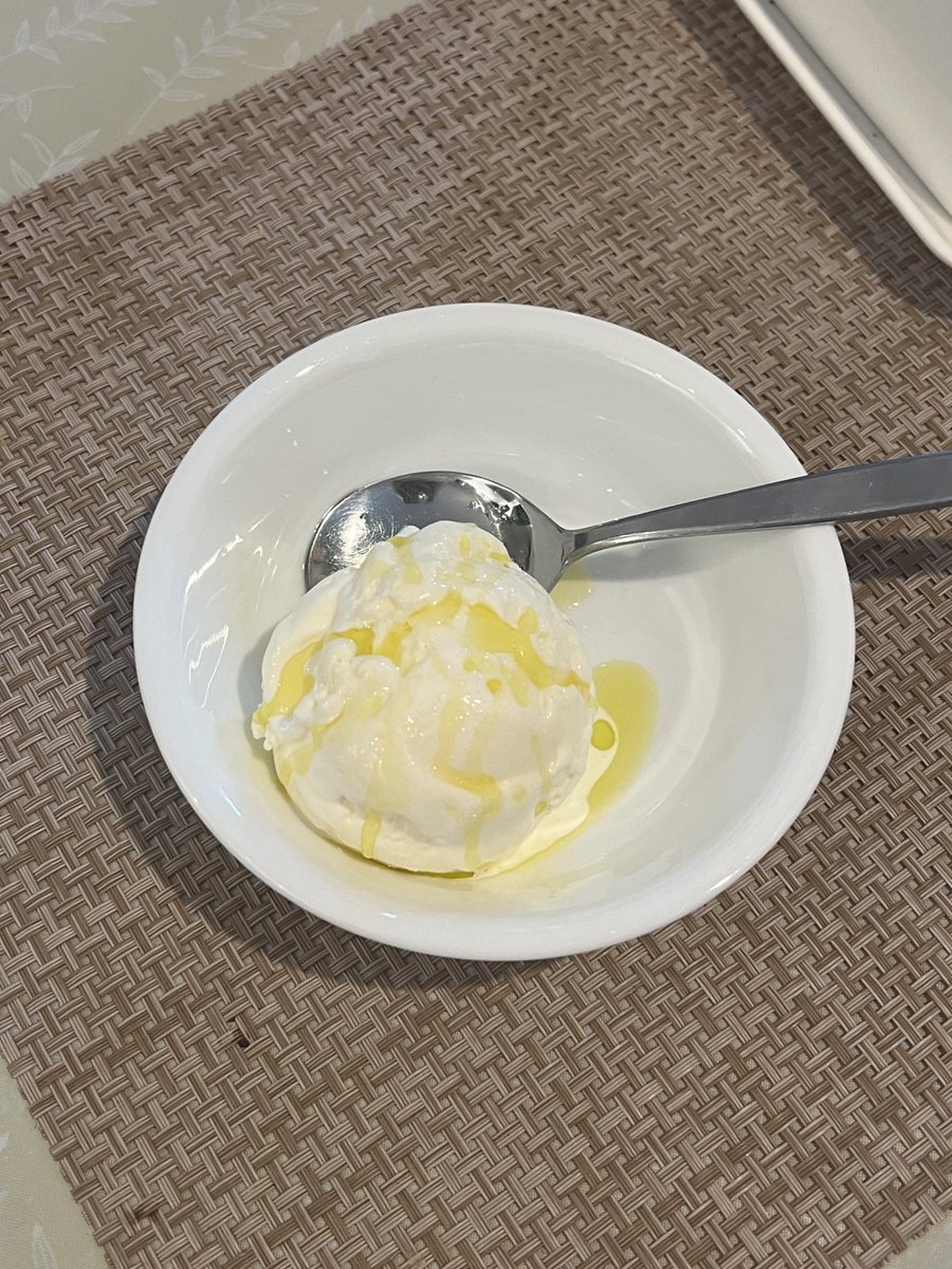 kidasnow's tweet photo. vanilla ice cream + extra virgin olive oil + salt = god tier combination https://t.co/qqvP0wcfWF