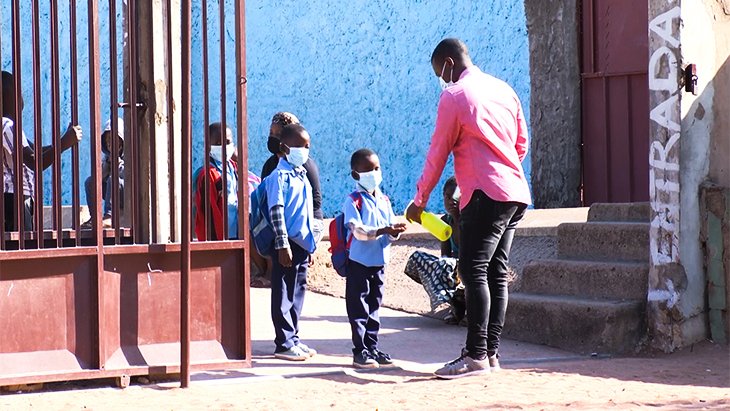opaisonline's tweet photo. Sociedade
Mais de sete mil alunos vão estudar numa escola destruída na Beira
#escoladestruida #reconstrucao #cicloneidai #opaisonline #opais #gruposoico
https://t.co/5MkJ0N5XWQ https://t.co/QL26naOtiv