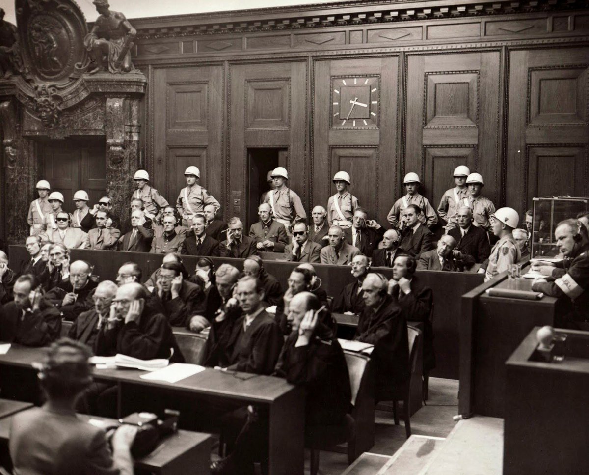 YarielSuarez612's tweet photo. Fue un juicio de vencedores contra vencidos. Por primera vez en la historia altos cargos de un país comparecían ante un tribunal internacional para ser juzgados por crímenes de guerra. En Núremberg “la verdadera parte acusadora fue la civilización”.

[Abro hilo] https://t.co/447cTJpIL8