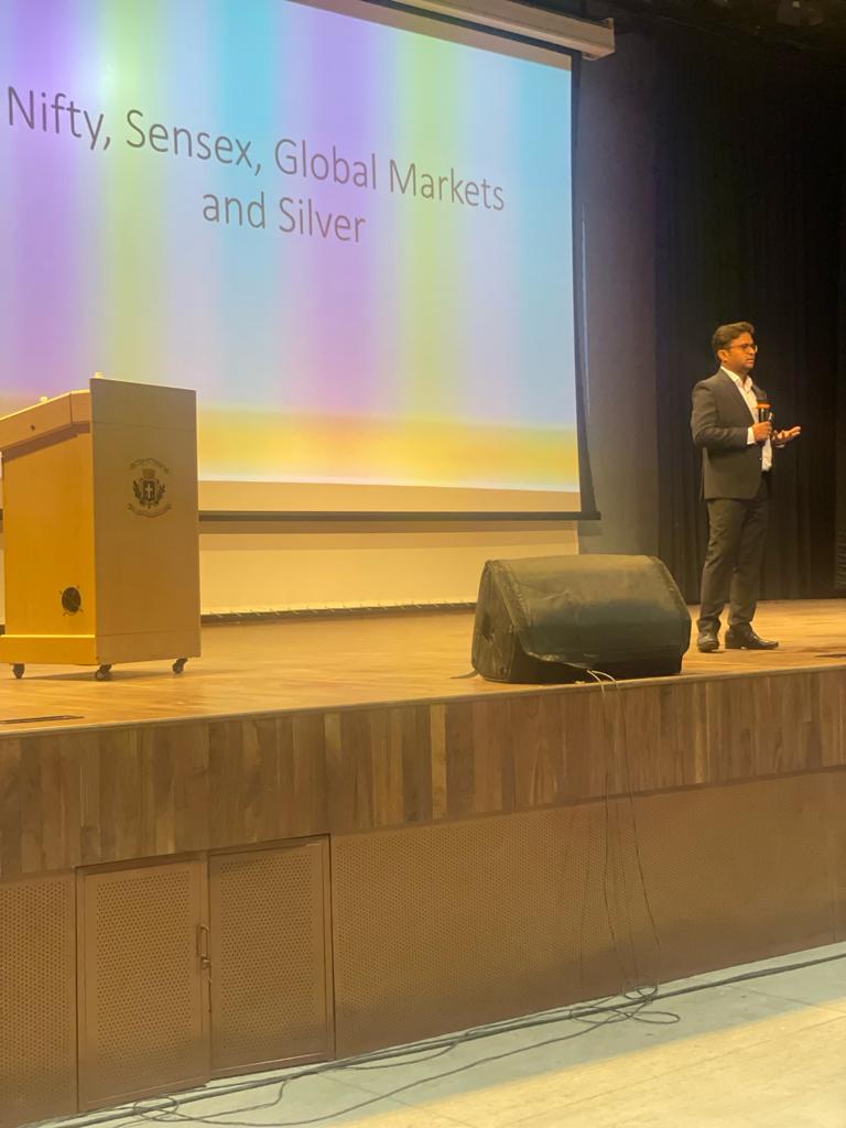 shivaji_1983's tweet photo. Interacted with 250+ participants in Bangalore on Current situation of Global Markets, Nifty and upcoming sectors. 

Finally back in my city 😀😀 https://t.co/G0xRVL1NrV