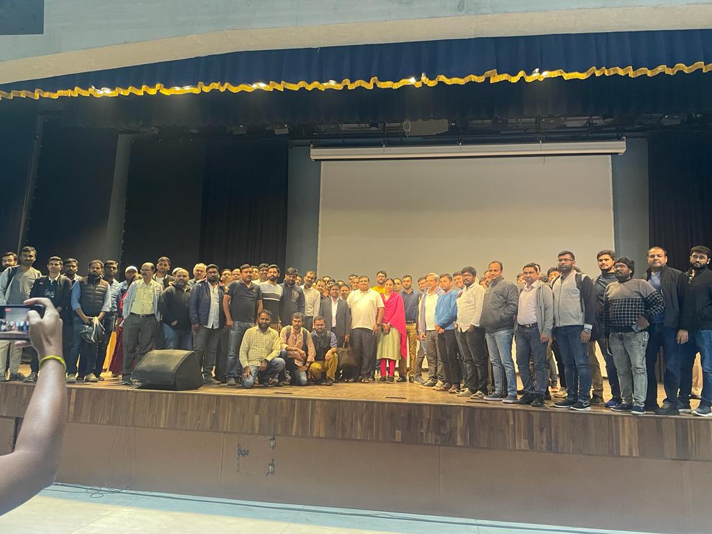 shivaji_1983's tweet photo. Interacted with 250+ participants in Bangalore on Current situation of Global Markets, Nifty and upcoming sectors. 

Finally back in my city 😀😀 https://t.co/G0xRVL1NrV